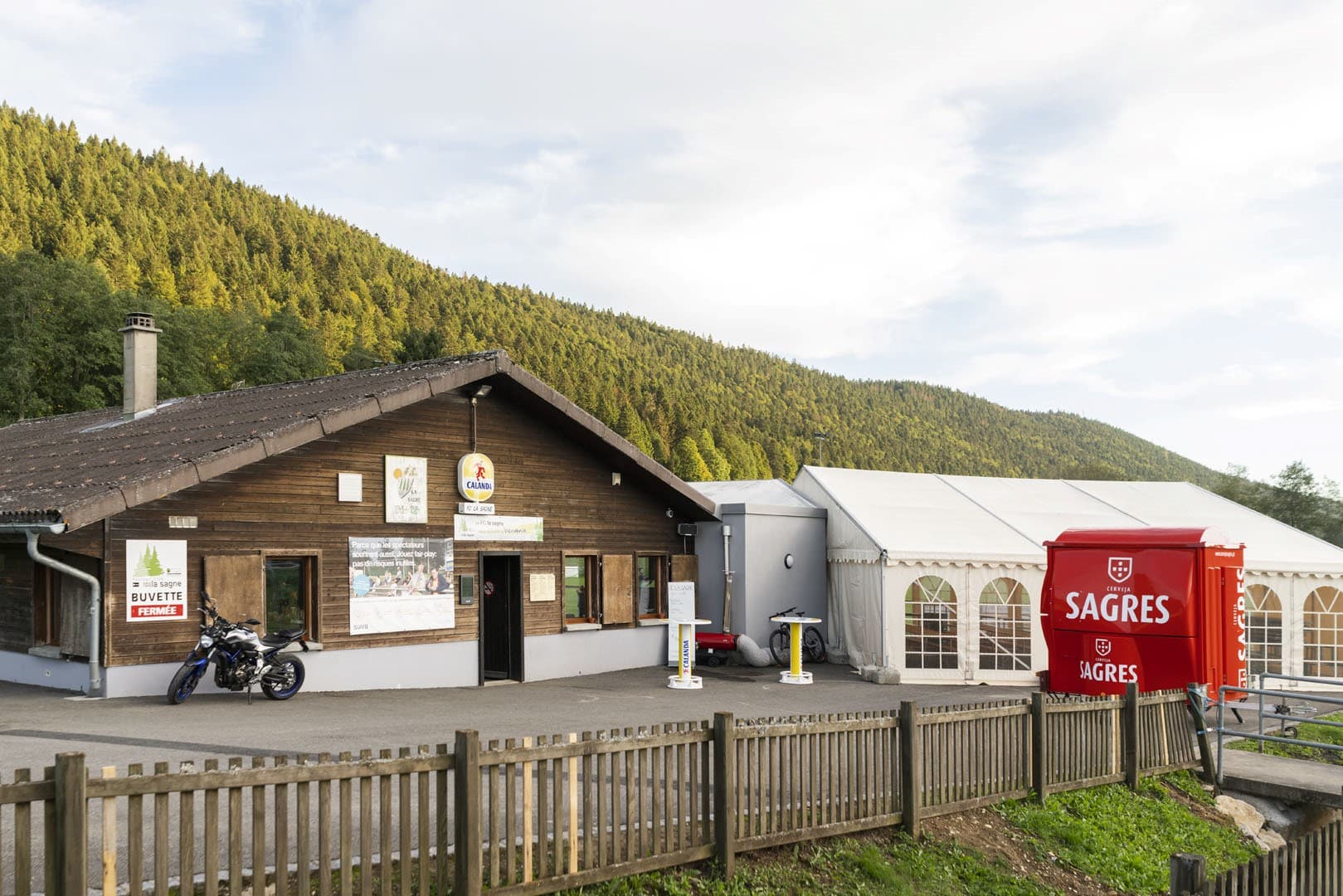 Buvette du stade Les Gouttes, bâtiment en bois du FC La Sagne.